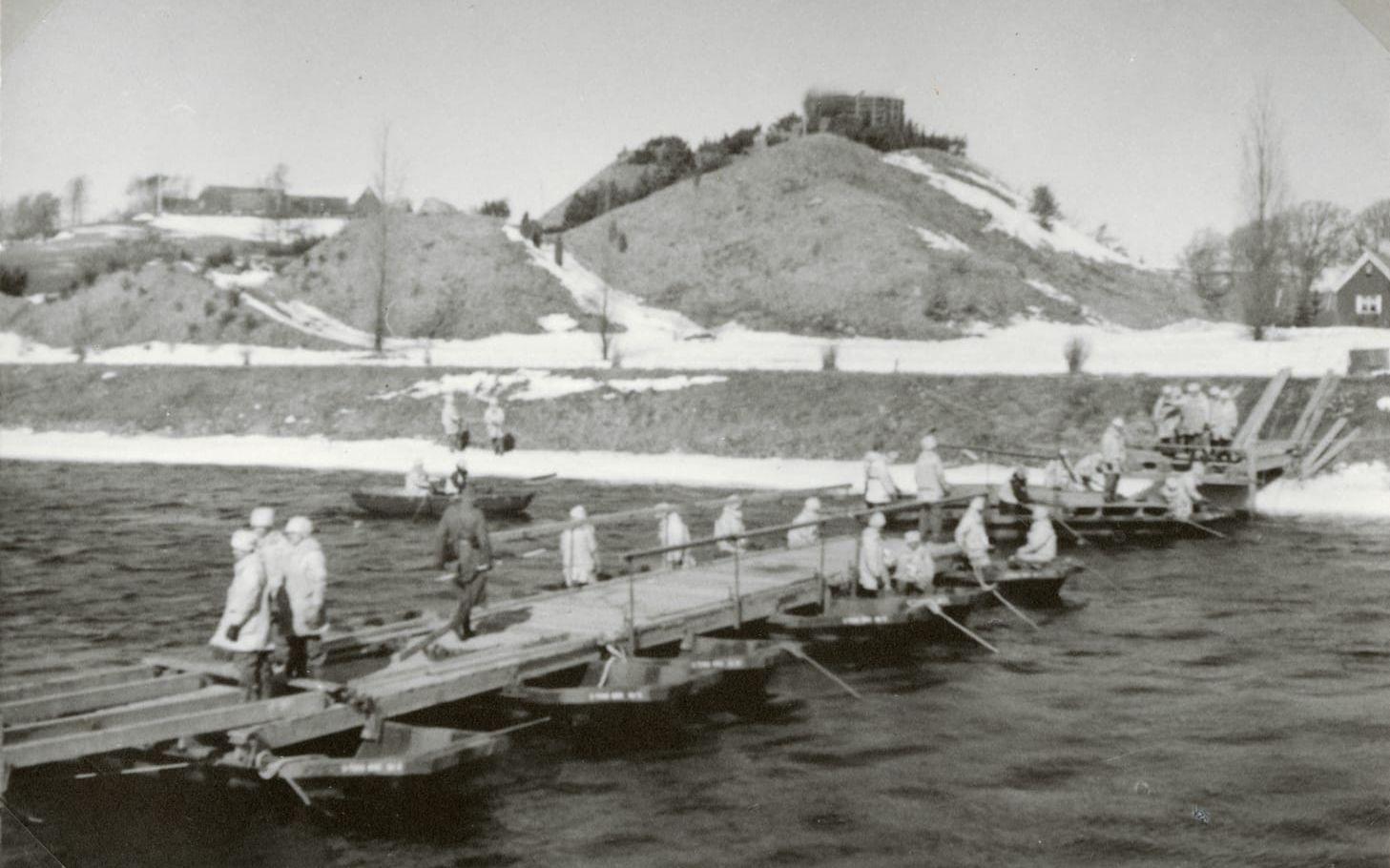 I mars 1942 övade värnpliktiga från Artilleri- och Ingenjörshögskolan med båtar och bromateriel.  Platsen är Laholm.