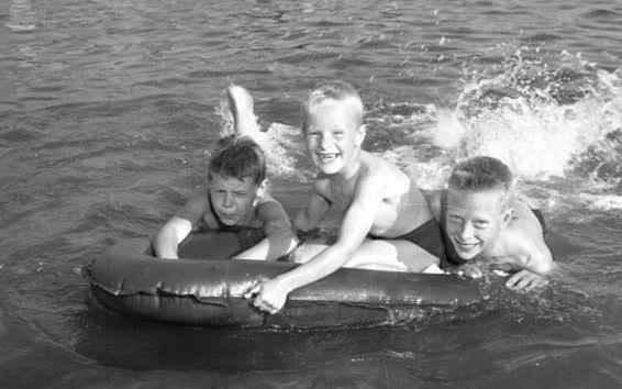 Mindre än så här kan en båt inte bli. Bohusläningens medarbetare Arne Andersson fångade den 1 juli 1958 detta ögonblick, då tre grabbar kastade sig ut i en gummibåt i Skeppsviken i Uddevalla. I Bohusläningens reportage namngavs rentav pojkarna i gummibåten: Lars Munter, Göran Bentzer, och Kai Svensson.