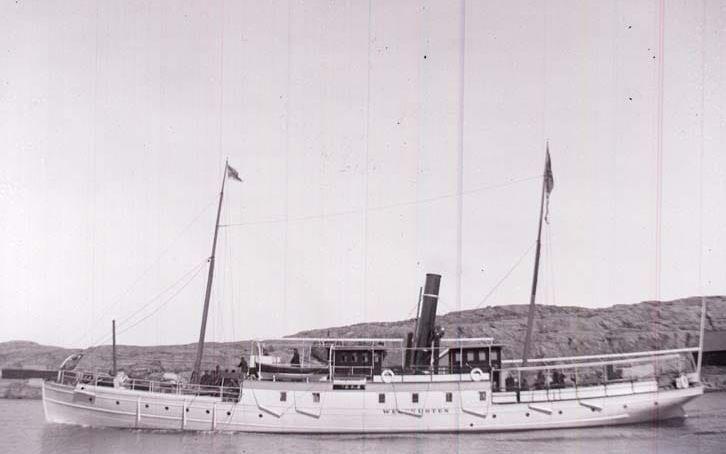 Ångbåten ”Westkusten” byggdes 1876 på Lindholmens varv för Marstrandsbolagets räkning. Bilden, tagen av Lysekils badkamrer Hugo Hallgren, är odaterad. 