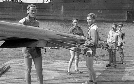 Fem unga kanotister i Uddevallas hamn någon gång på 1950-talet. Bilden togs av Bohusläningens fotograf Arne Andersson. 