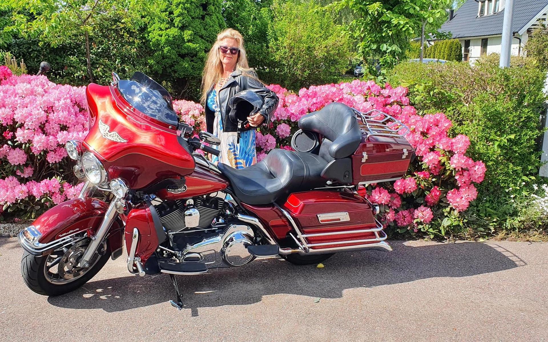 Conny Forsell heter fotografen, Cecilia Wennerlund heter damen, Harley Ultra heter motorcykeln! Bilden är tagen i Varla.