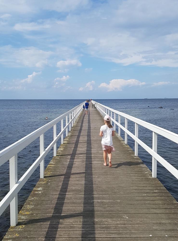 ”Vår favoritbild från denna härliga sommar är tagen på Ribersborgsstranden i Malmö när våra två barn går på denna vackra brygga.”