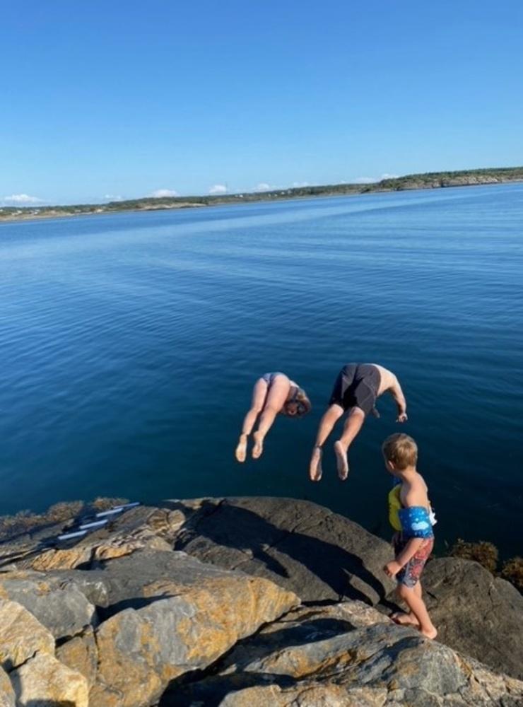 Paret Blomdahl med sonen Oliver badar vid Virkesholmarna.