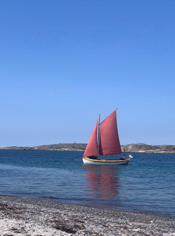 Vacker segelbåten med hissat segel utanför Malön den 12 juli 2021.