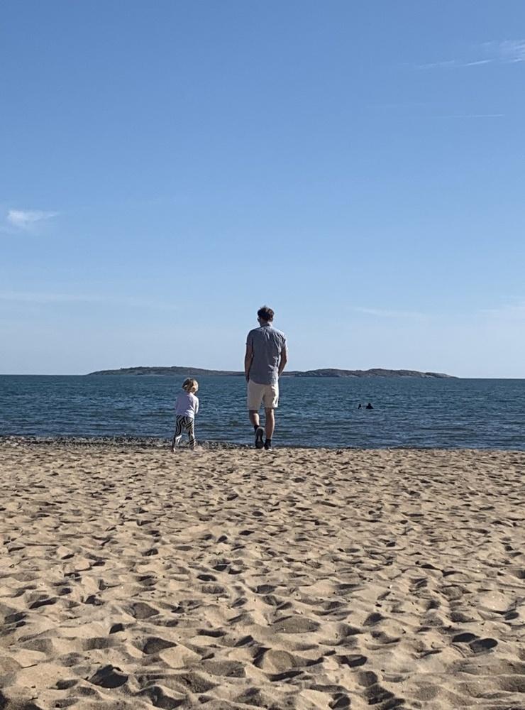 Far och son kastar macka på Vita Sand i Åsa.