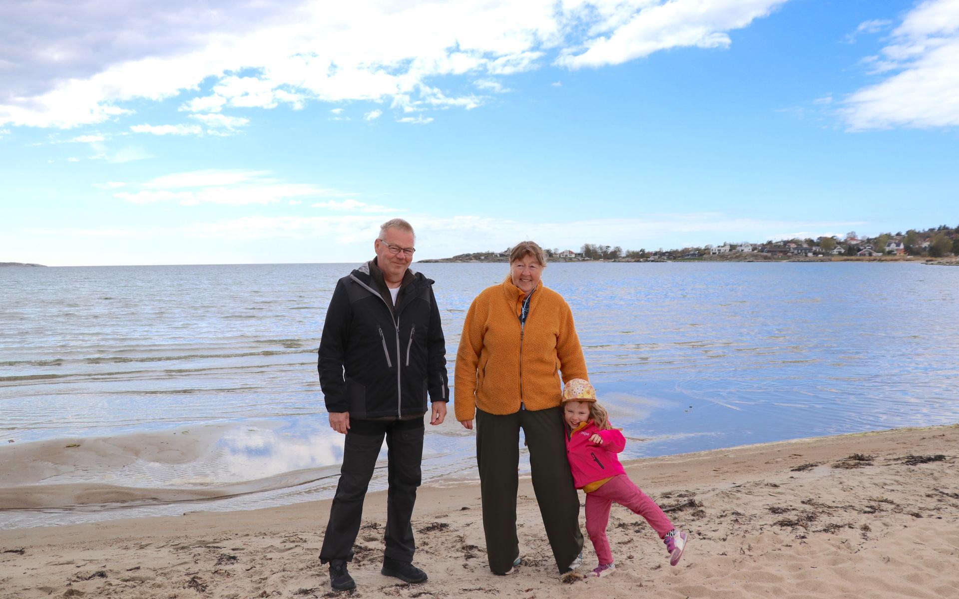 Eva och Raimo Johansson från Ätran med barnbarnet Ruth Eriksson, 4 år. De var på campingen förra året och föll direkt. De är inte så förvånade över att badkvalitén är dålig. ”Att dagvattnet rinner ut direkt på stranden, sånt ser man ju annars bara utomlands”.