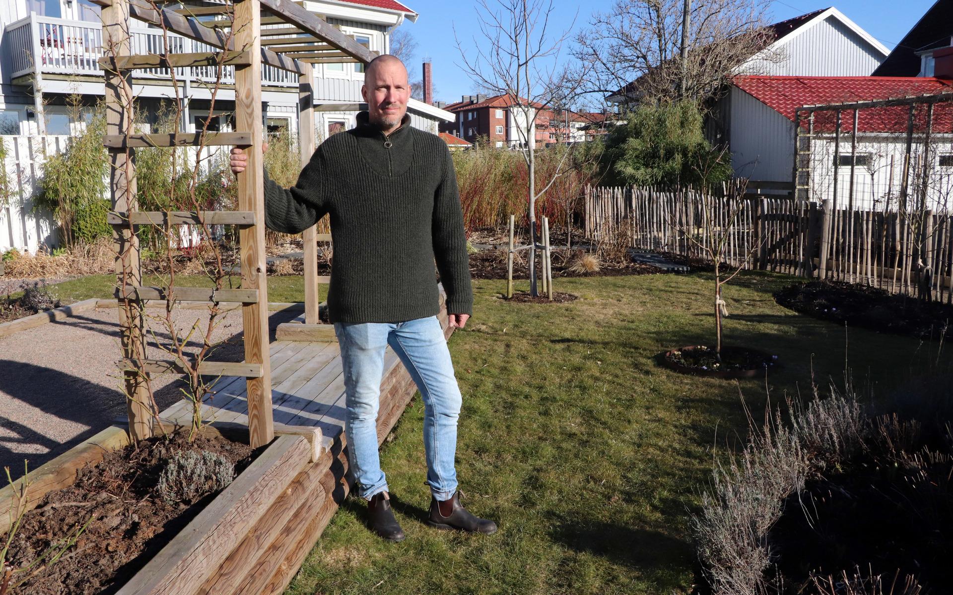 Johan Larsson trivs fint hemma i trädgården i Kungsbacka. Arbetet med att städa rabatterna och börja fixa inför våren har han redan kommit ganska långt med. 
