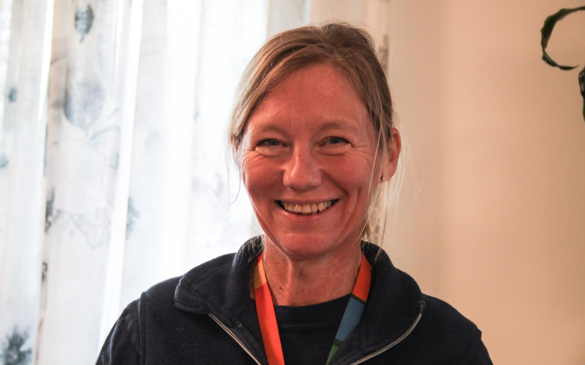 Yvonne Ericsson är utbildad undersköterska och vårdhundförare. Hon jobbar på Sandlyckan som vårdpersonal utöver att hon tar med Tosca på onsdagar. 