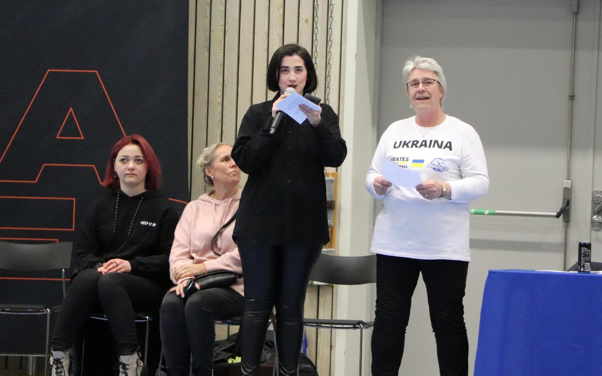 Stax före matchstart fick Rita Amirkhanova från Kyiv, tolka det inledande talet åt sina landskamrater på läktaren. 
