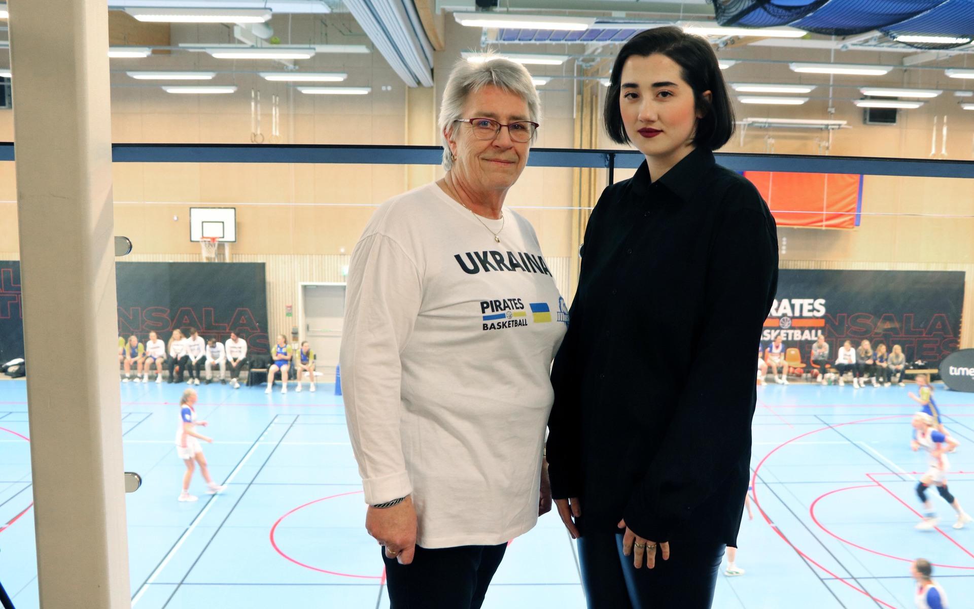 Kristina Karlsson tillsammans med Rita Amirkhanova på läktaren under första matchperioden. 