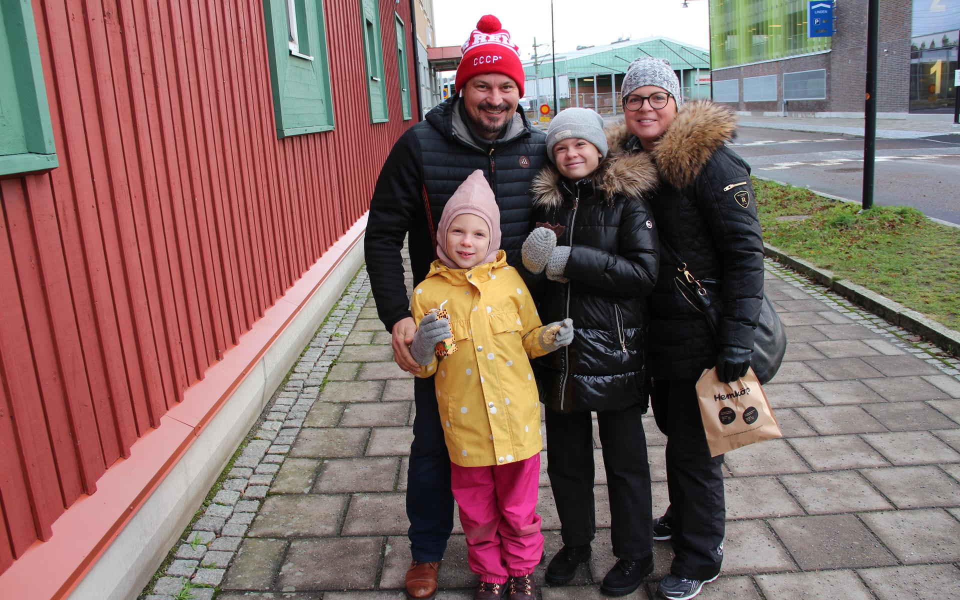 Dimitri Lavrentiev och sambon Caroline Svegelius tillsammans med barnen Emilia och Izabella hade just varit på julmarknaden.