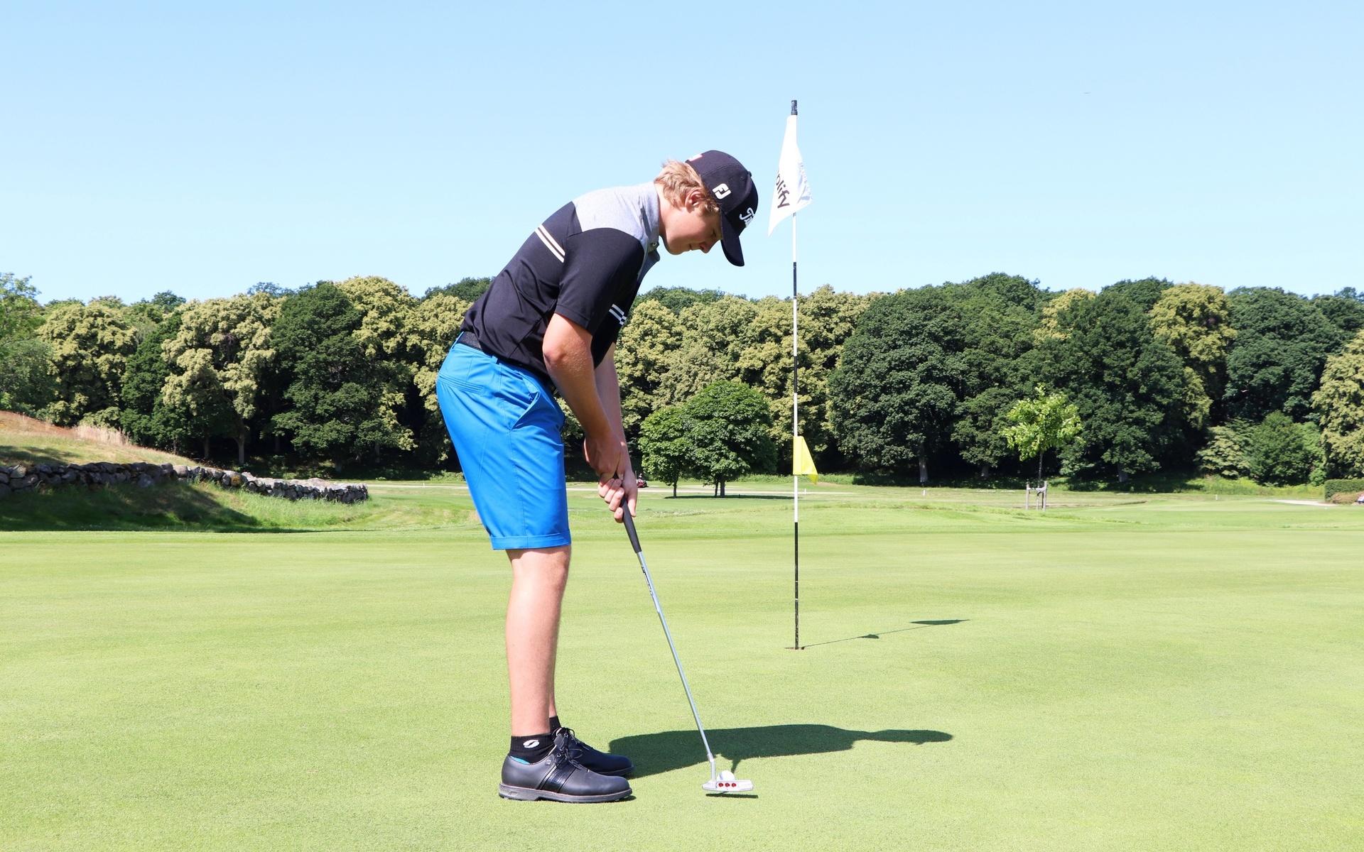 Alfons Bondesson har spelat golf sedan han var 11 år och hoppas i framtiden kunna leva på sin golfkarriär.