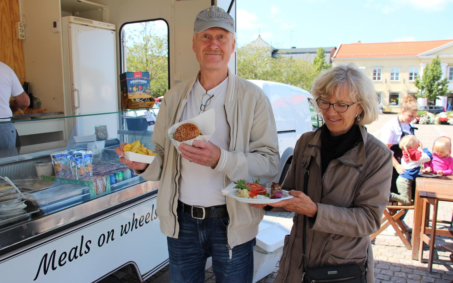 Mats och Anette Åhman var på besök i Kungsbacka och köpte en högrevsburgare med pommes och grillspett gjort på fläskkött. 