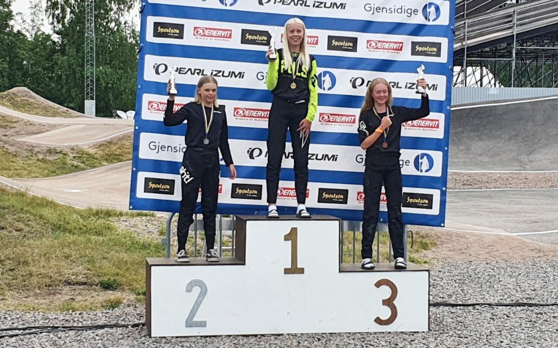 13-åriga Allie Nordmark högst upp på prispallen. Tvåa blev Filippa Nilsson och trea Liv Jivenå från Engelholms BMX-klubb.