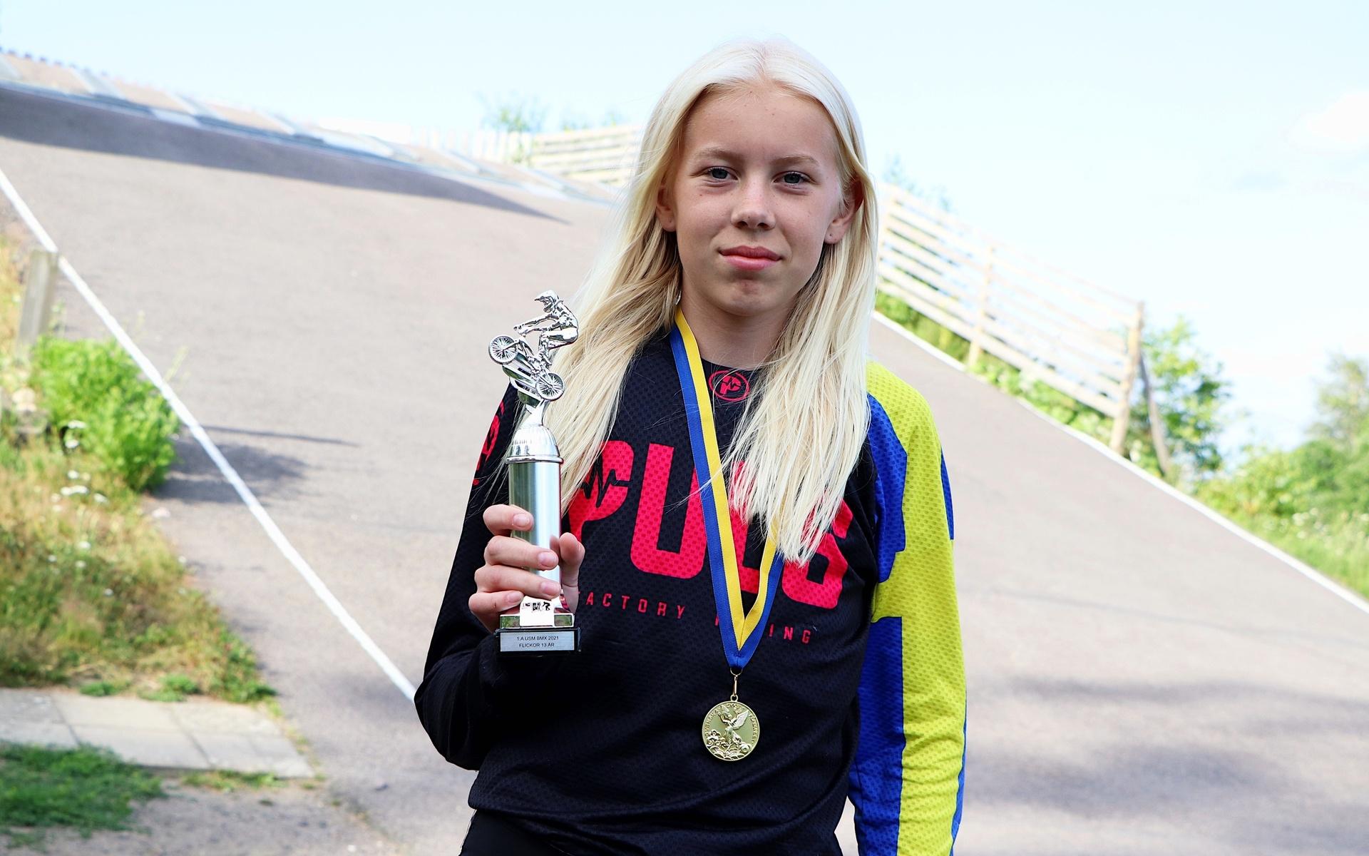 Allie Nordmark med sin guldmedalj och statyett från helgens SM.