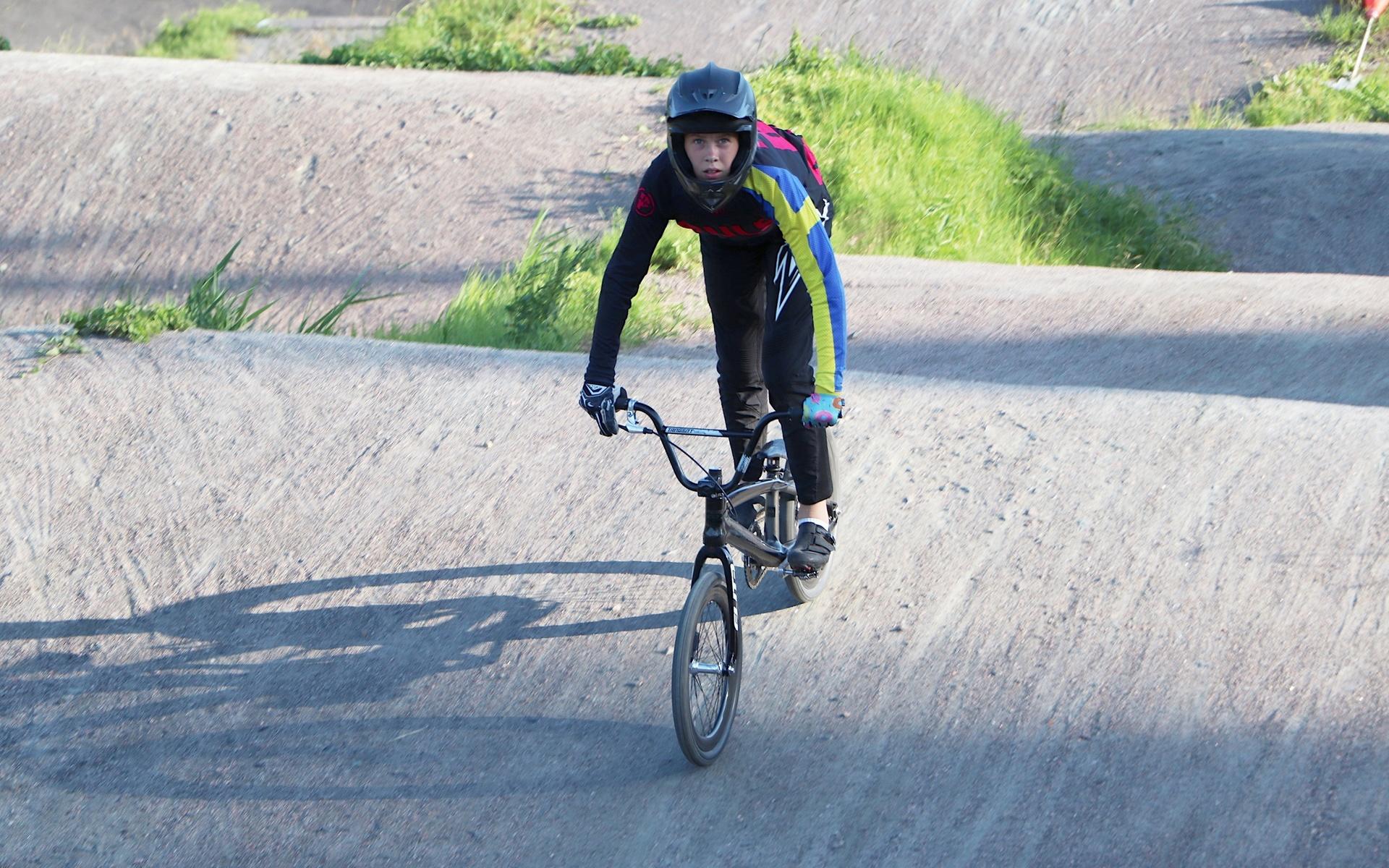 Allie Nordmark har cyklat BMX sedan hon var fem år gammal. Hon spelar också fotboll två gånger i veckan.