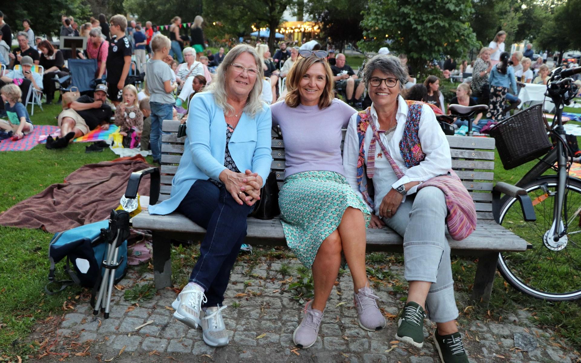 Irene Eriksson, Monika Hamrin och Gloria de la Parra Christensen var lyckliga över den stora uppslutningen till Badhusparken och fredagens utomhusbio. 