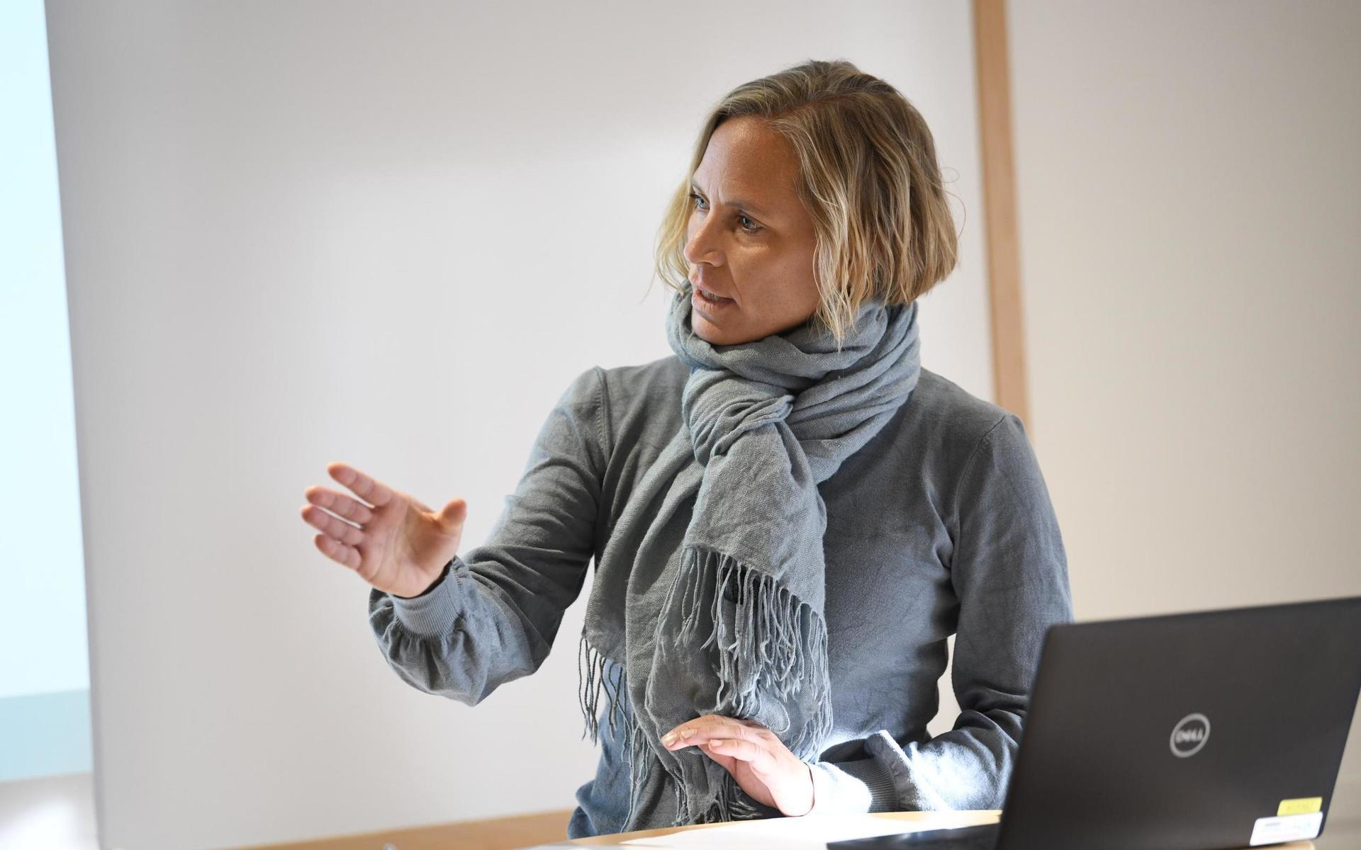 Maria Löfgren biträdande smittskyddsläkare i Region Halland menar att det är upp till skolorna själva att besluta om de behöver distansundervisning. 