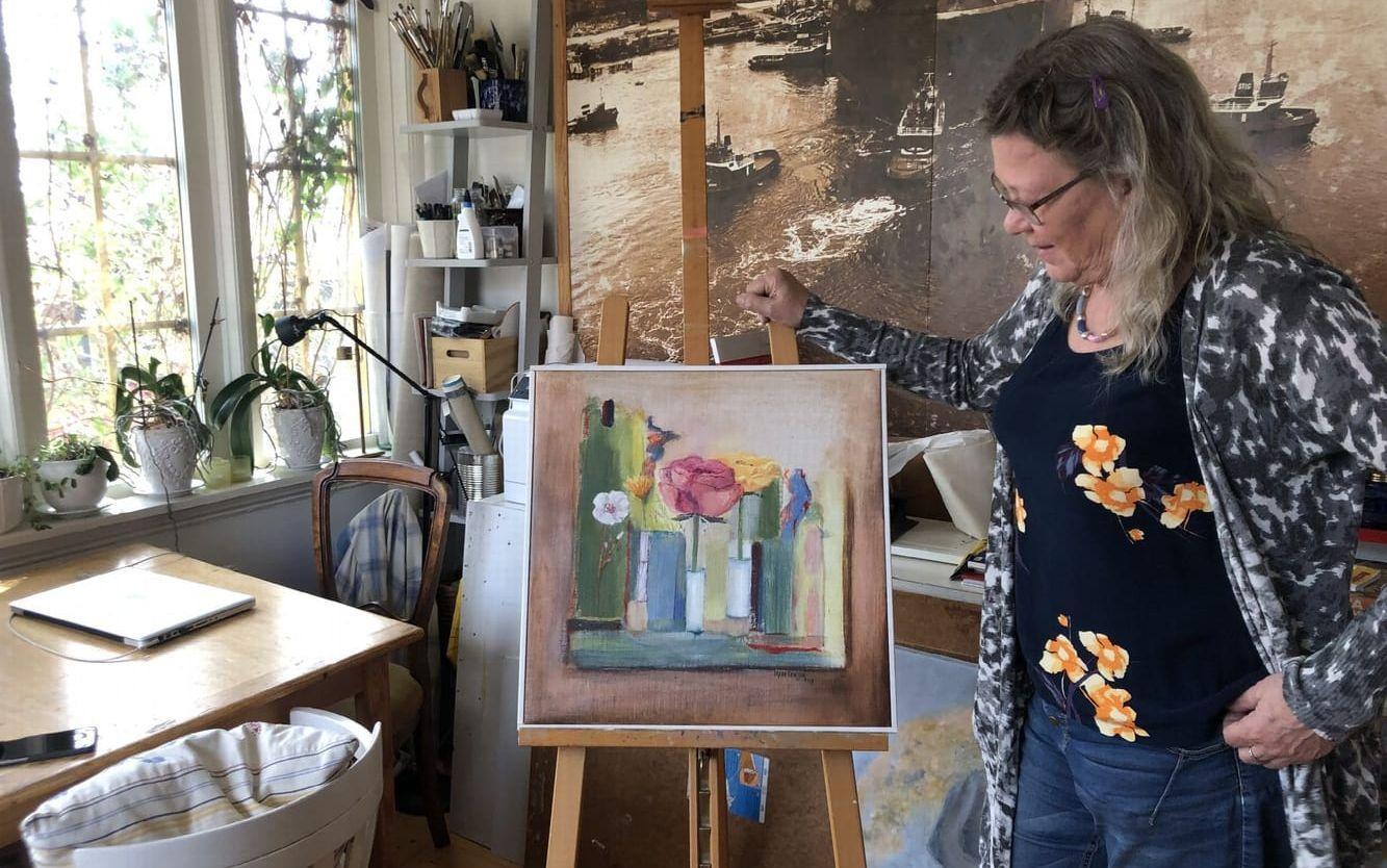 Irene Eriksson tycker det är viktigt att låta människor leva ut sin kreativitet. Hon målar gärna tillsammans med sina två barnbarn i ateljén. 
Foto: Mia Sandblom