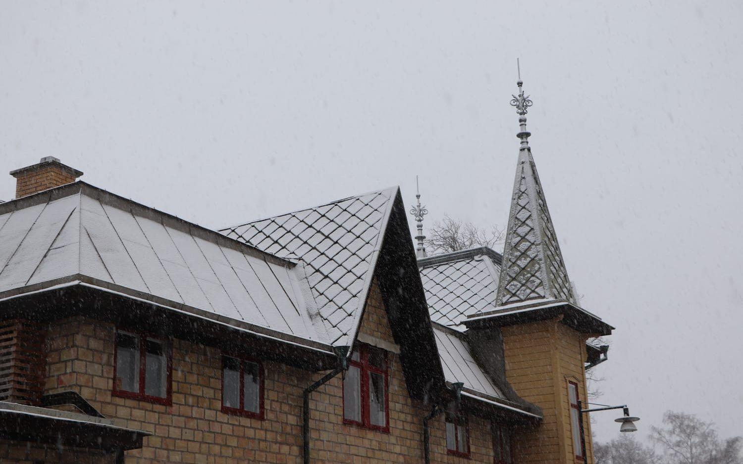 Snön faller över Kungsbacka på måndagsförmiddagen.