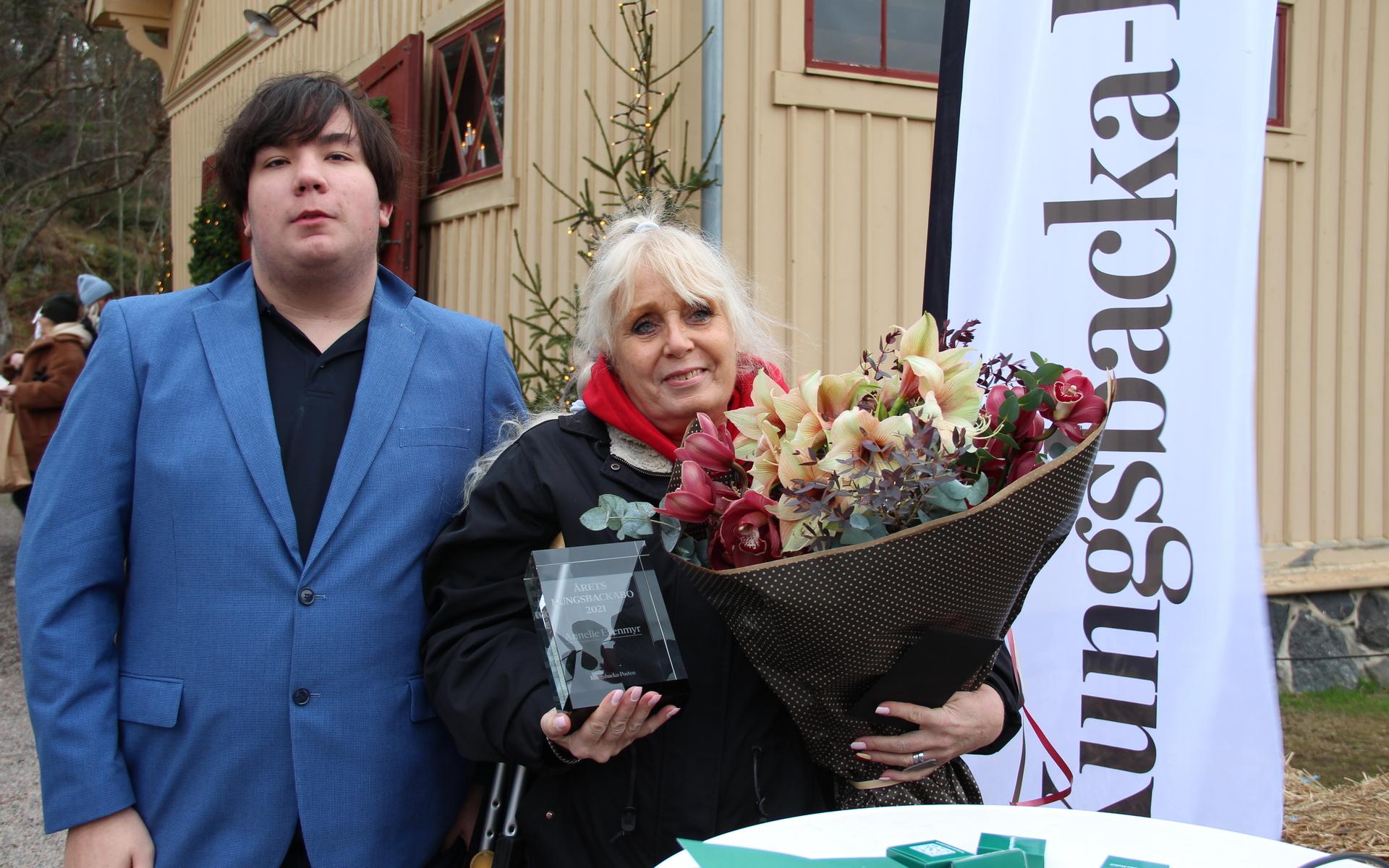 Sonen Isak var på plats när mamma Annelie fick pris som Årets Kungsbackabo.