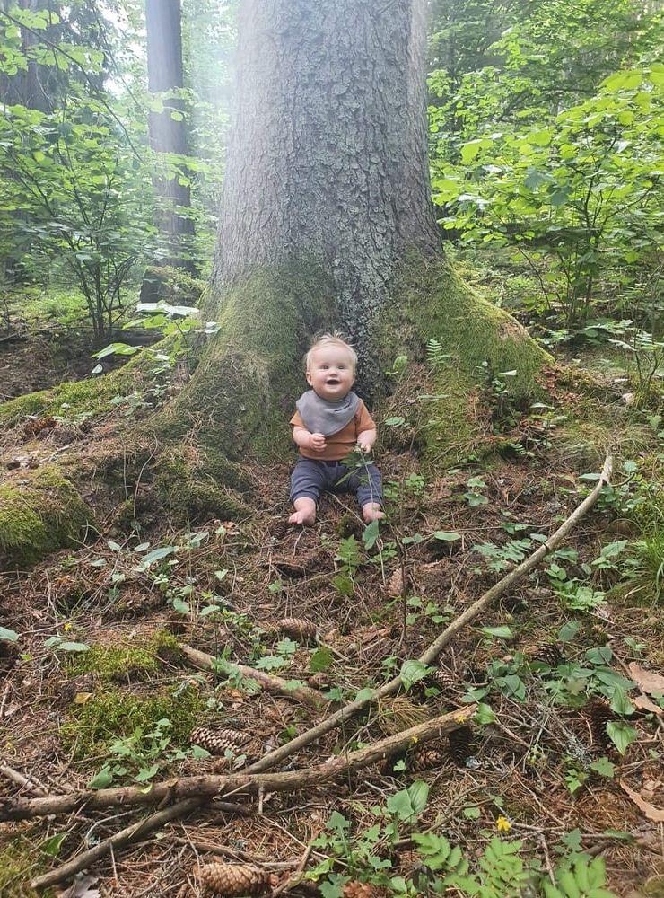 Gerda, ett av mina barnbarn, trivs i skogen. Visst ser hon ut som en liten trollunge, skriver fotografen Lena Lanebäck.