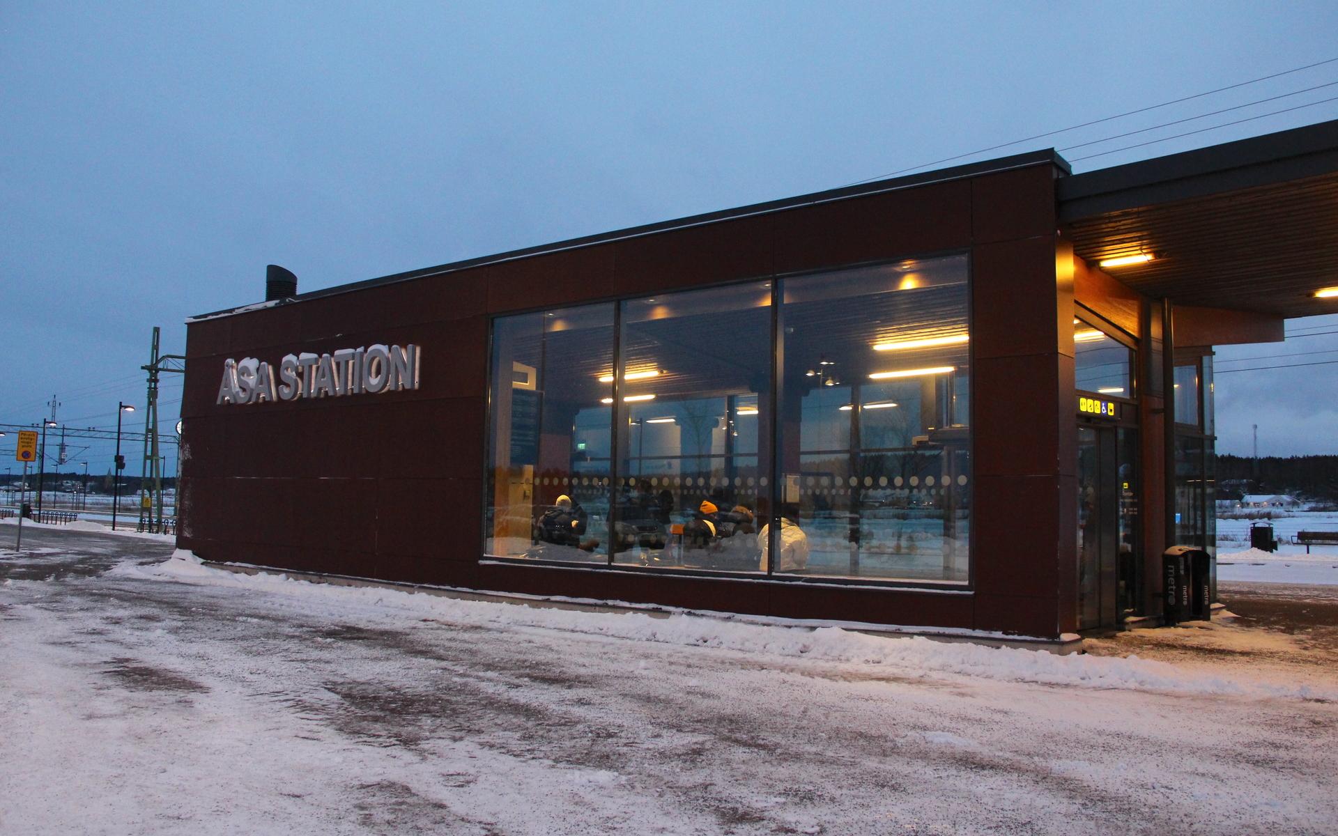 Åsa station ligger utanför centrala Åsa och de flesta kommer dit med bil eller anslutningsbussar. 