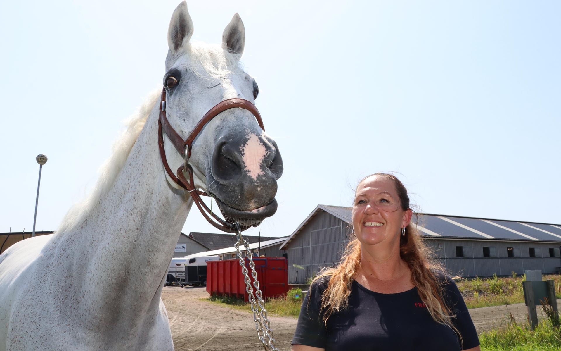 Outriderhästen Simon blev 16 år. På bilden är han tillsammans med ägaren Camilla Olsson.