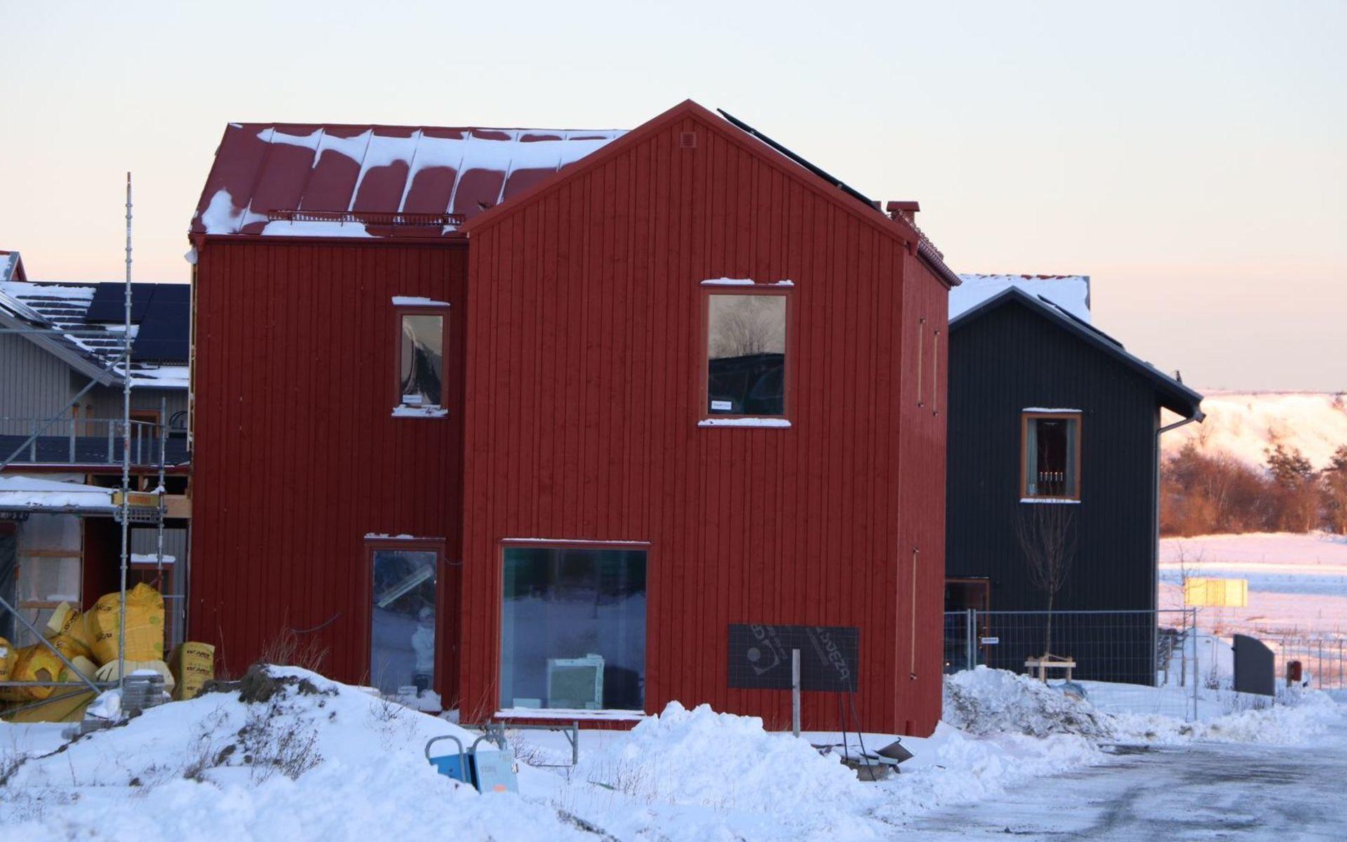 Vallbyn i Fjärås har byggts i två etapper. Nu säljs överblivet byggmaterial.