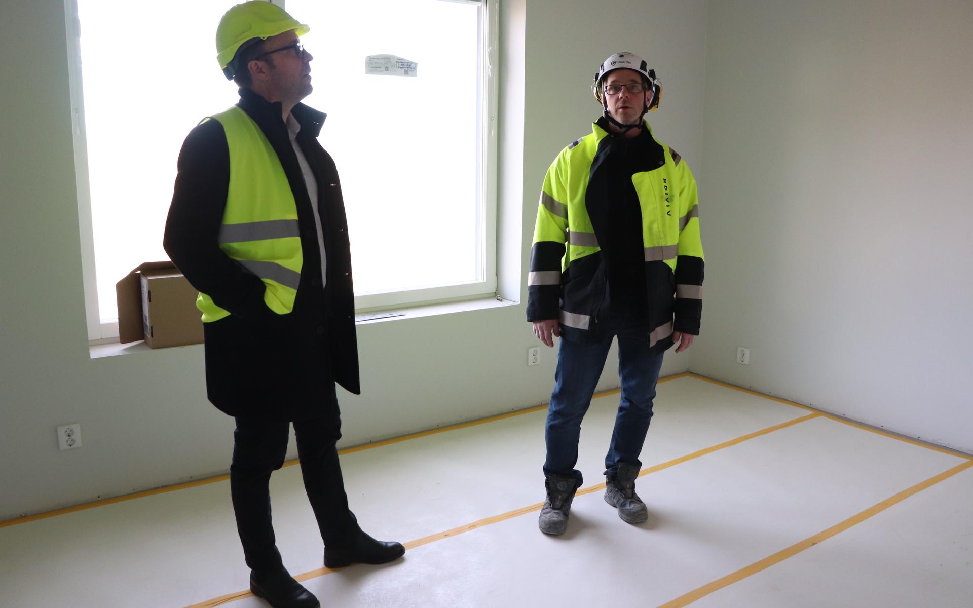 Christer Kilersjö, vd på Eksta och Mattias Larsson, projektledare på Brixly i det som är rummens sovrum/vardagsrum.