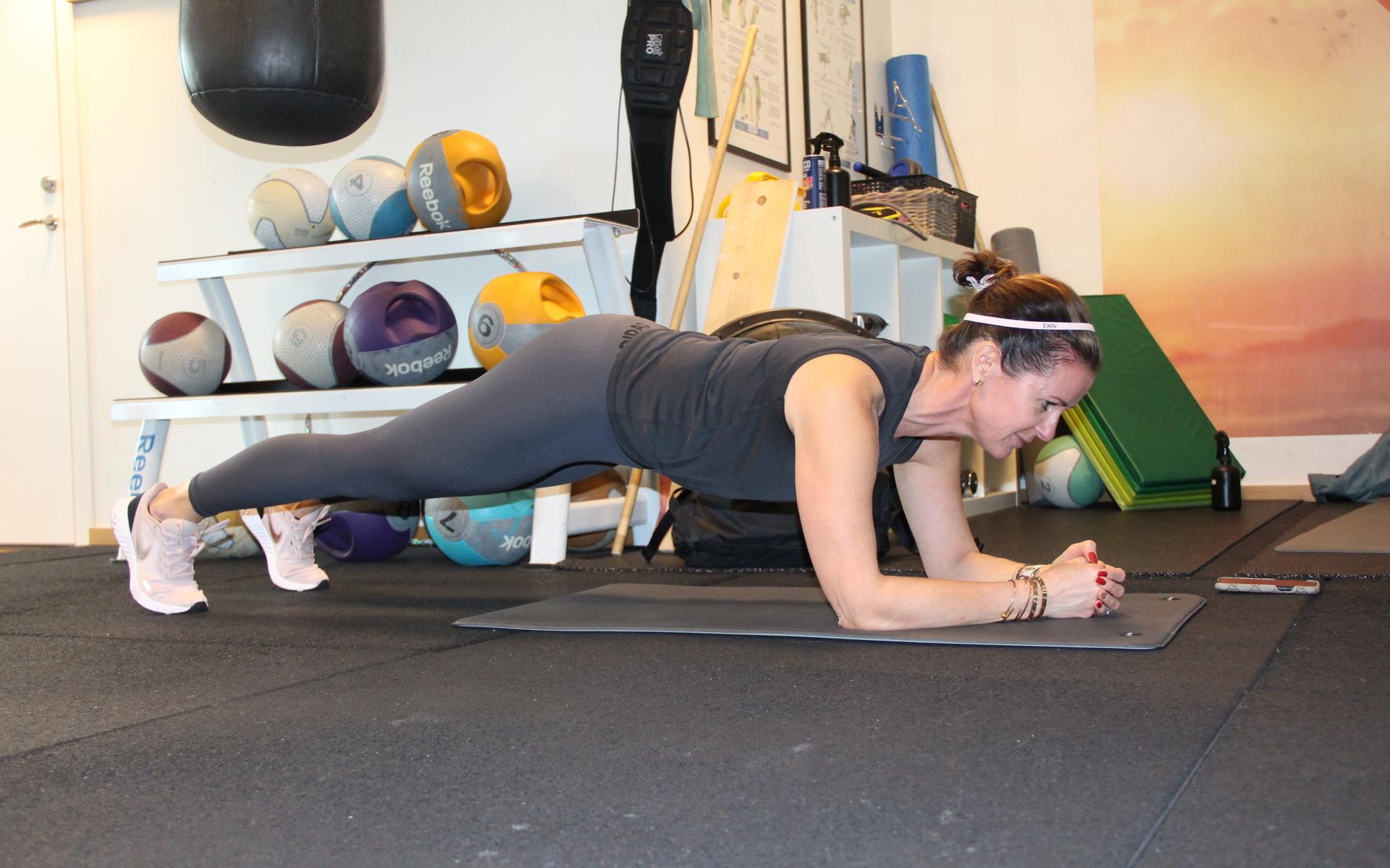 Annica Gerber gav sig på ett pass till. Här kör hon den klassiska ”plankan”. Något som går utmärkt att testa hemma för den som vill smygstarta träningen innan det är dags för gymmet. 