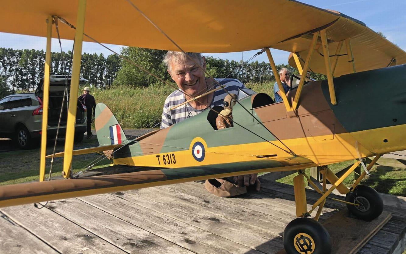 Ingvar Niklasson är vice ordförande i föreningen och flyger idag en kopia av engelska flottans skolflygplan. "Jag valde den här modellen för att den är vacker, och flyger fint. Har haft det i ungefär åtta år, tror jag", säger han. 
Foto: Mia Sandblom