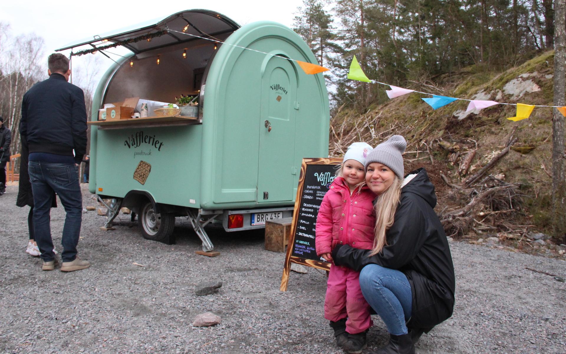 Maja Hallberg, 4, med mamma Rebecca Hallberg. Maja har bestämt sig för en salt karamell våffla med glass. De bor i Björkris och har varit vid utkiksplatsen flera gånger.