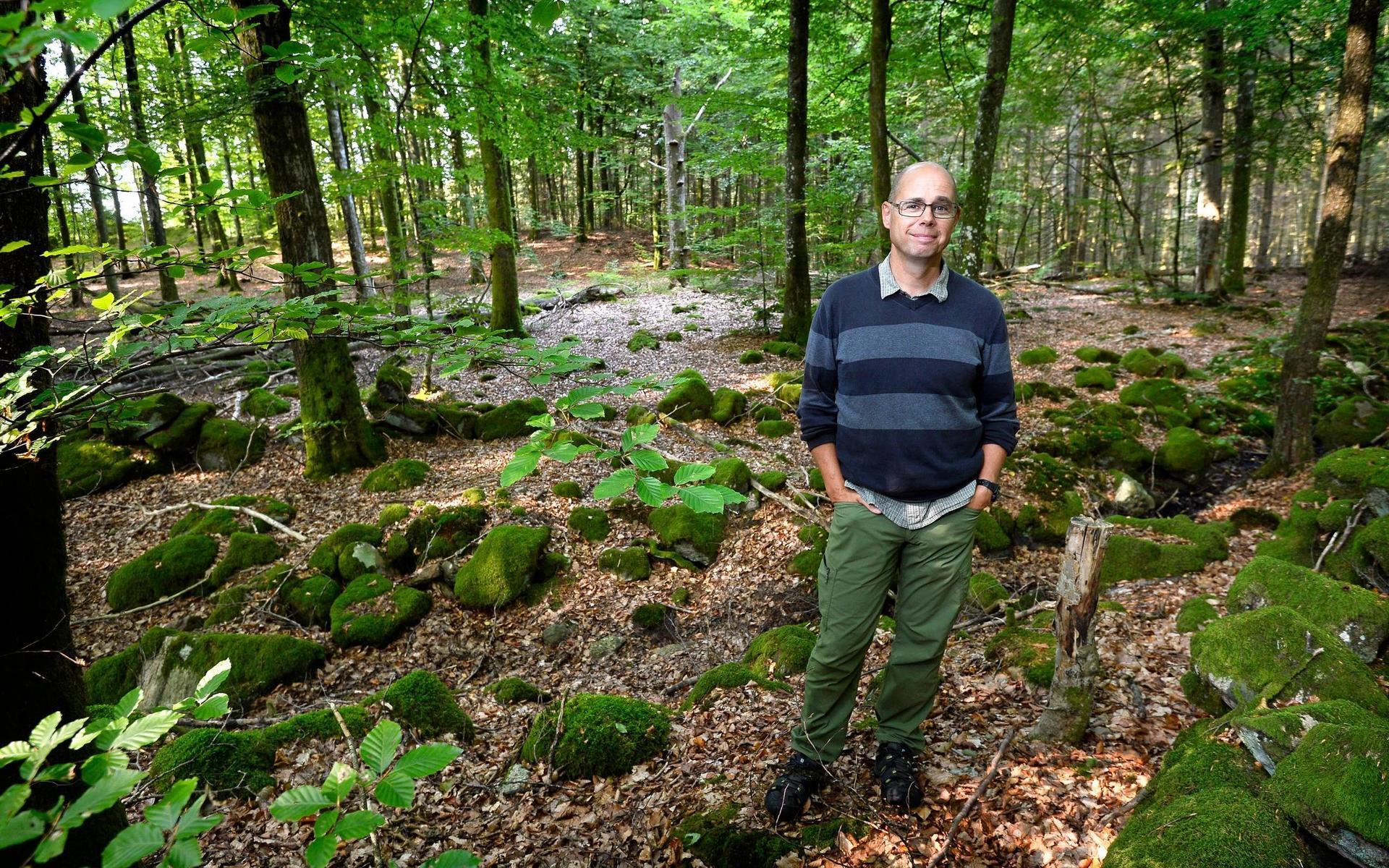 Biologen Mikael Stenström som arbetar med förvaltning av skyddad natur hos länsstyrelsen i Halland. 