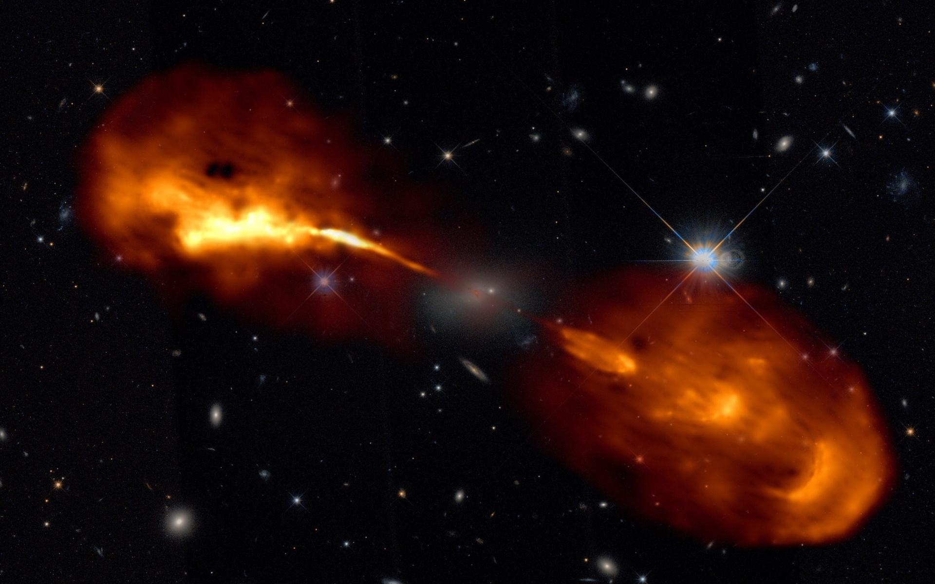 Ett supermassivt svart hål är kraftkällan i mitten av galaxen känd som Hercules A. Det svarta hålet slukar en del gasen omkring det, medan en del också slungas utåt i extremt snabba jetstrålar. Foto: R. Timmerman; LOFAR &amp; Hubble Space Telescope.