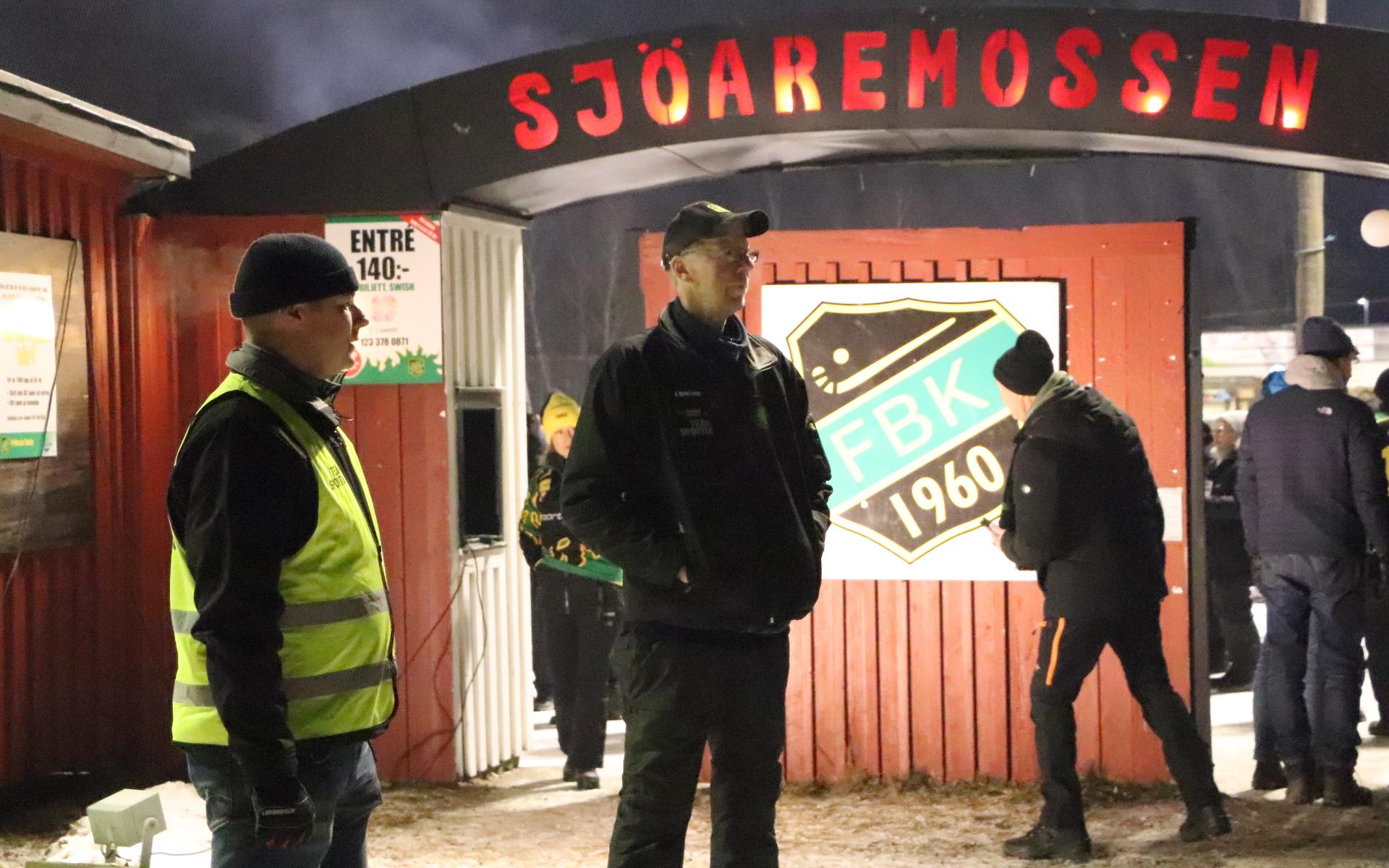 Fredrik Brorsson, medieansvarig och säkerhetsansvarig Daniel Lönnqvist hälsar folk välkomna i entrén.