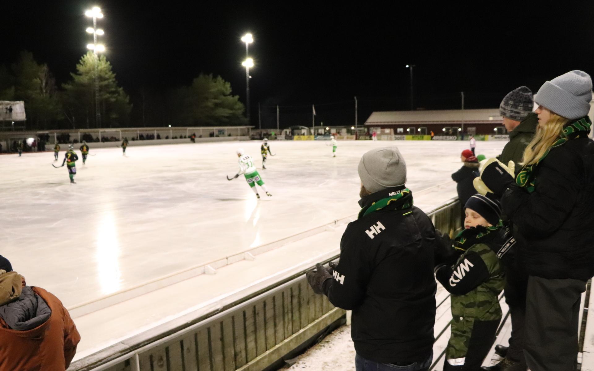 Cirka 350 personer såg matchen mellan FBK och Västerås. Hemmalaget förlorade med 2-6.