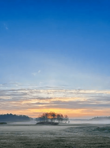 Vinnarbilden – Dagen gryr på Vallda Golfbana, fotograferad en tidig aprilmorgon, innan solen gått upp, av Emma Bruhn.
