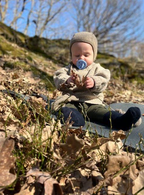Hedersomnämnande. Fotografens yngsta barnbarn Tyra njuter av våren, Stocken Särö.