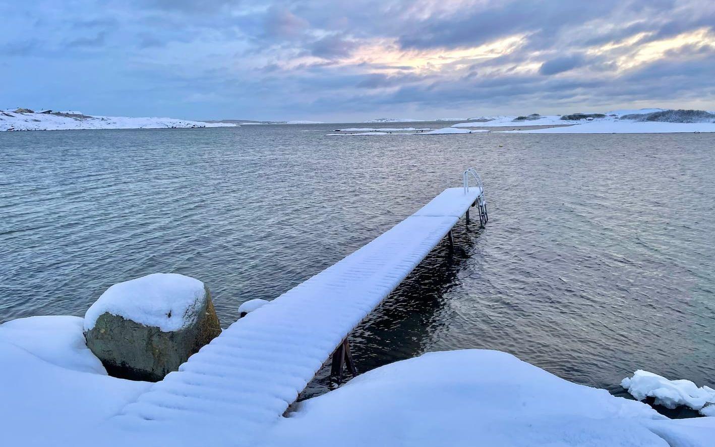 Snötäckt brygga i Krokvik i Åsa.