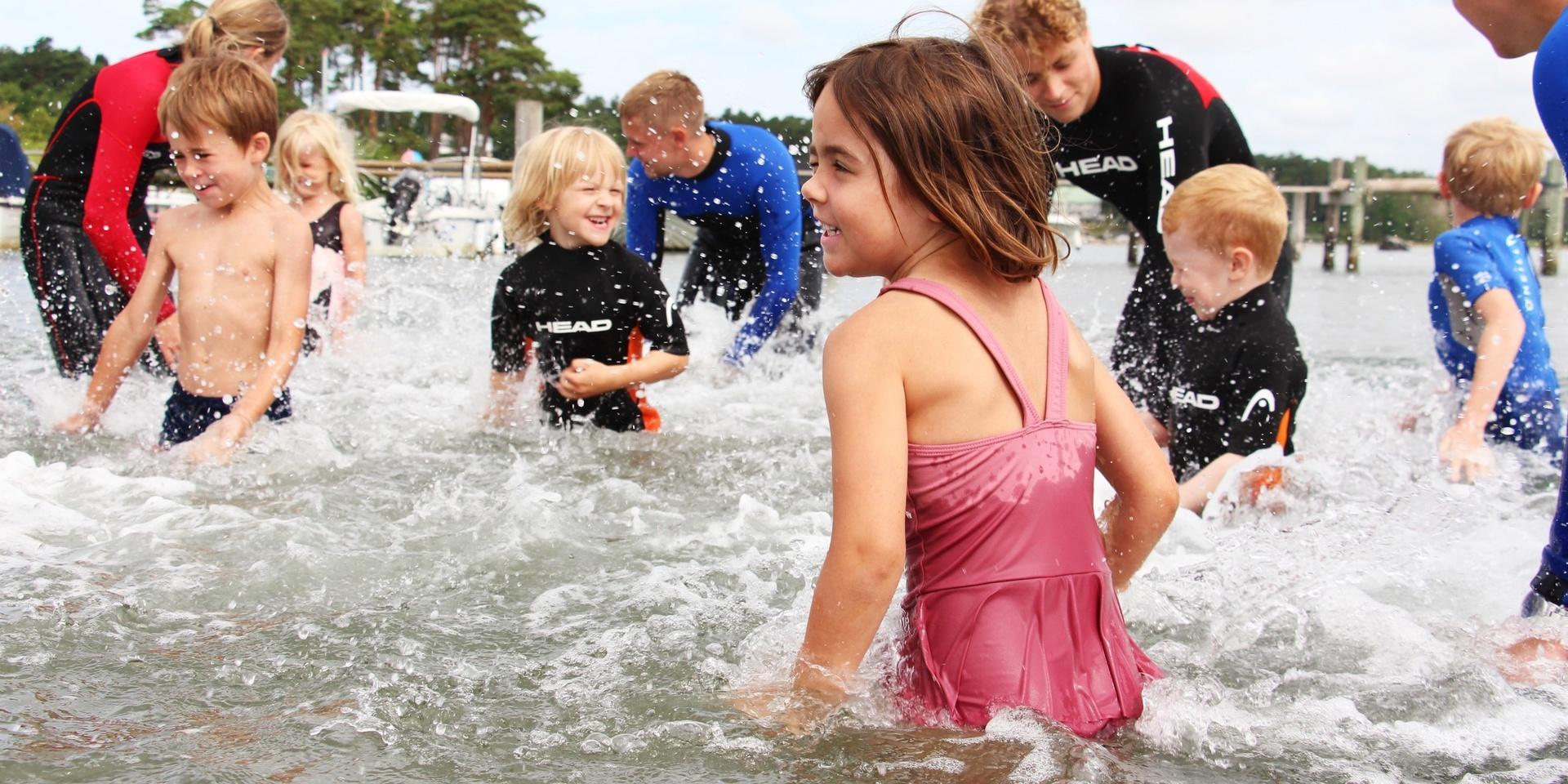 Alla barnen tyckte det var roligt på simskolan. Här kör de lite uppvärmning för att bli varma i vattnet.