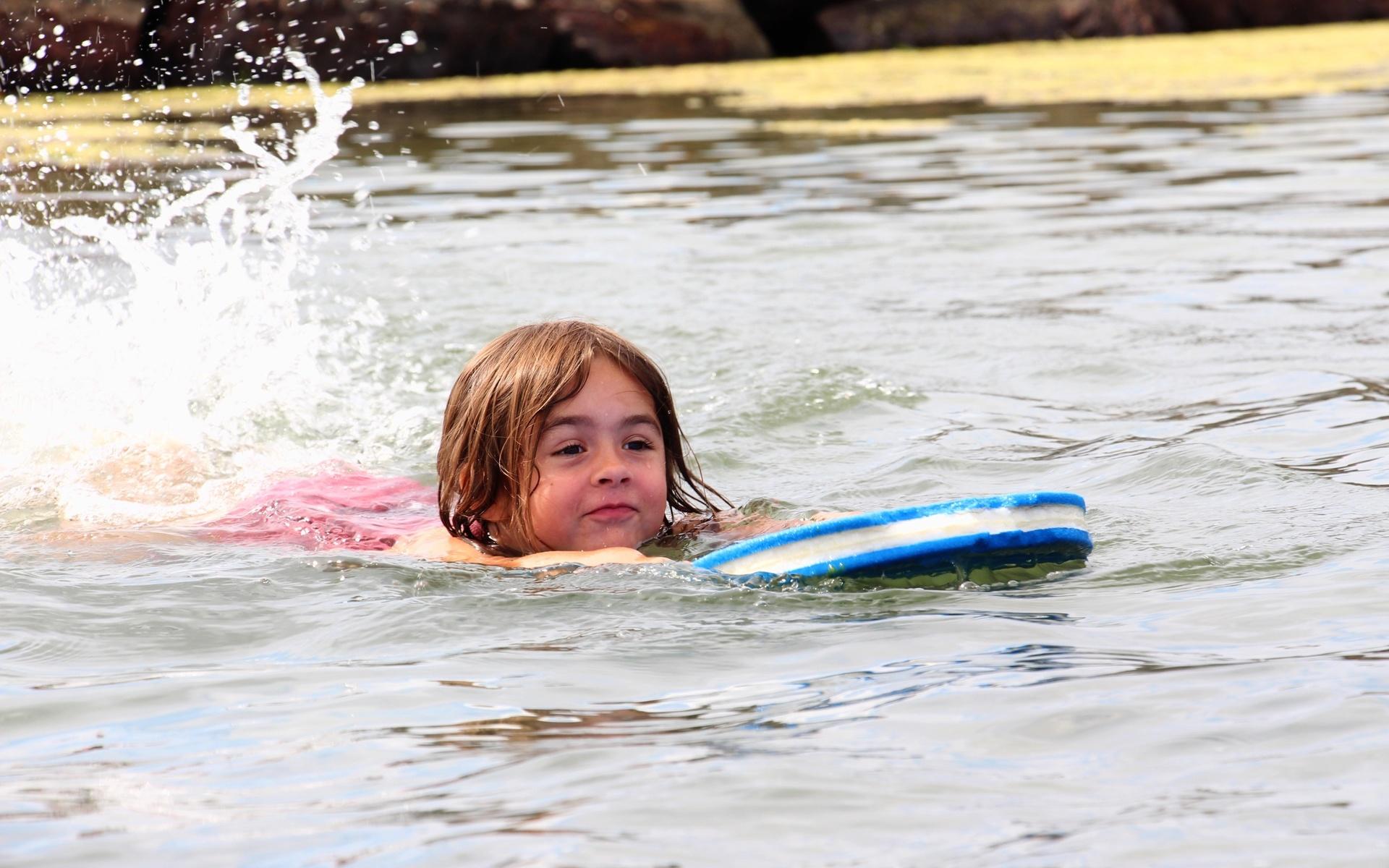 Ella Sandelind, fem år, kan simma med flytplattan själv.