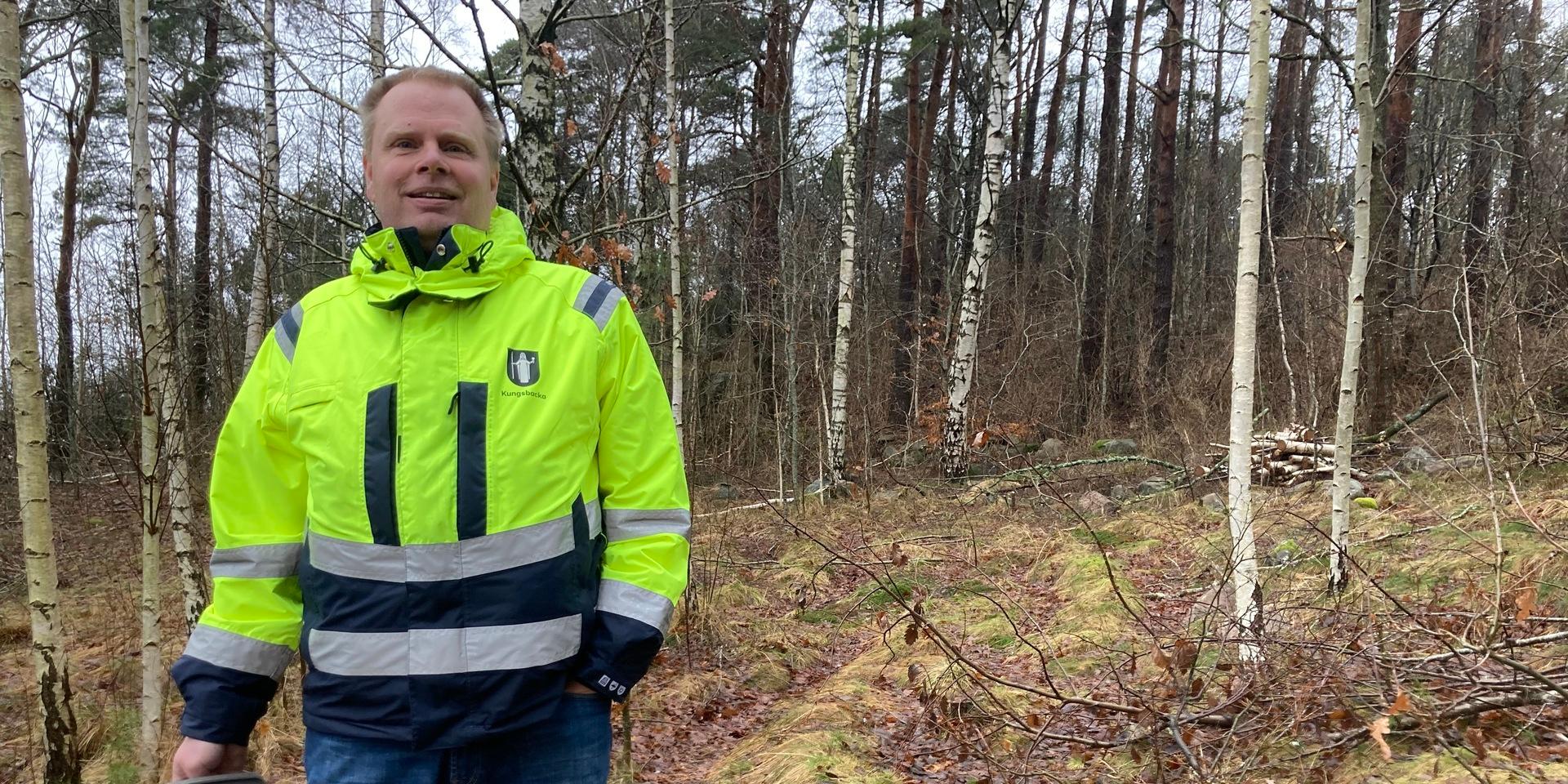 Per Bodén, chef på teknikförvaltningen, basar över arbetet med att ta ner de döda träd som riskerar falla och skada människor. 