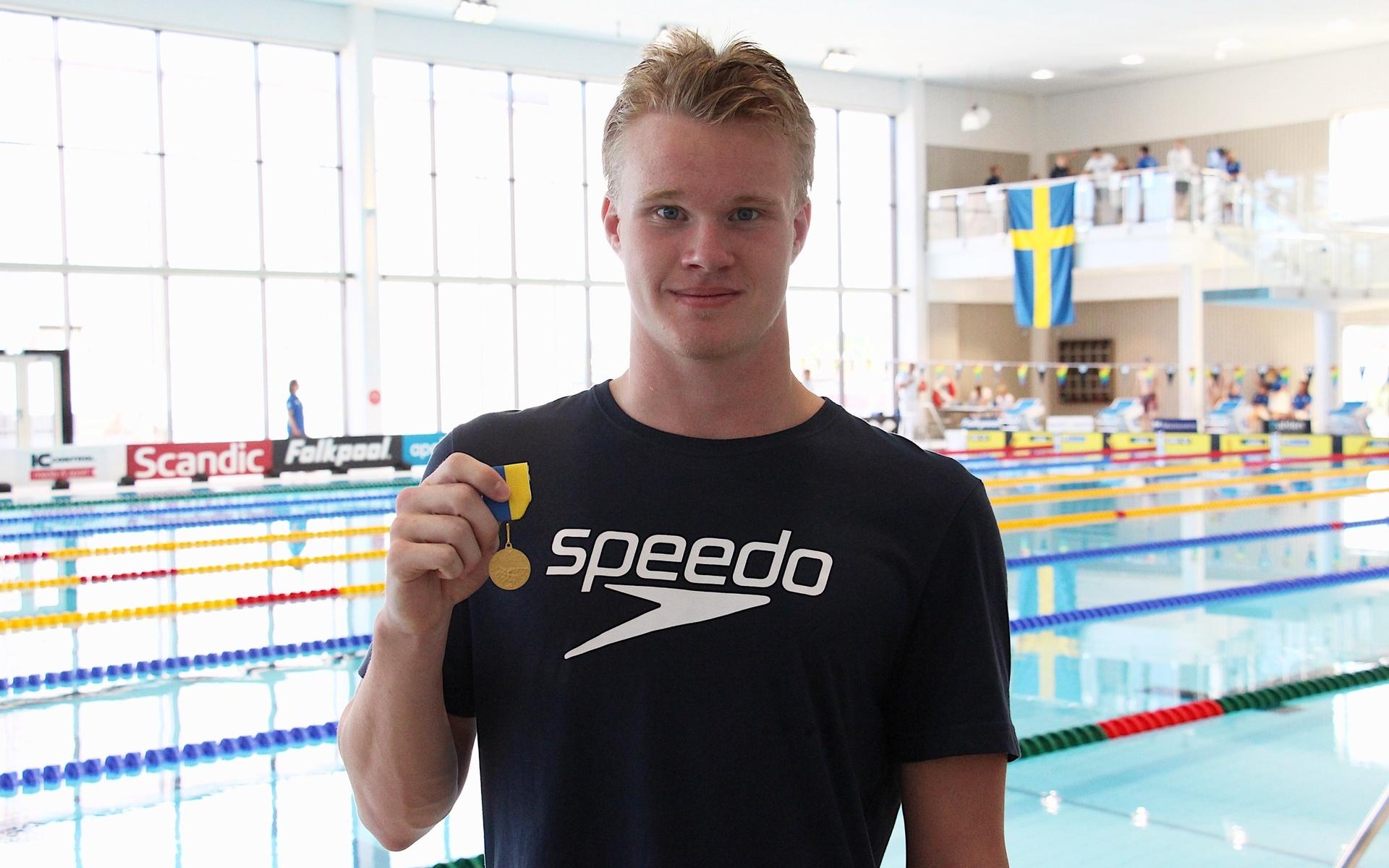 Alvin Välkki från Mölndals allmänna simsällskap tog ett individuellt guld och ett brons. Det är första gången han är i Kungsbackas nya simhall och han tycker att Kungsbacka är en bra arrangör.