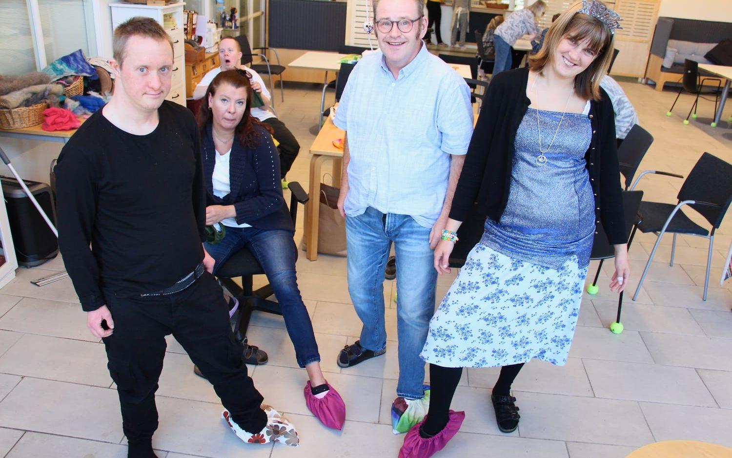 Pontus Sparrhed, stödassistenten Anna Johansson, Per Broberg och Sofia Wallin visar upp sina favorit-skoskydd.