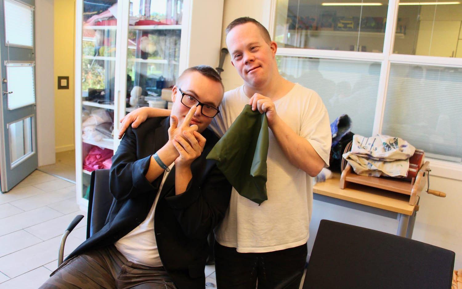 Alexander Dahlqvist och Kim Nord är glada över att de vann priset ”Lätt att sprida” med skoskydden av återanvänt tyg.