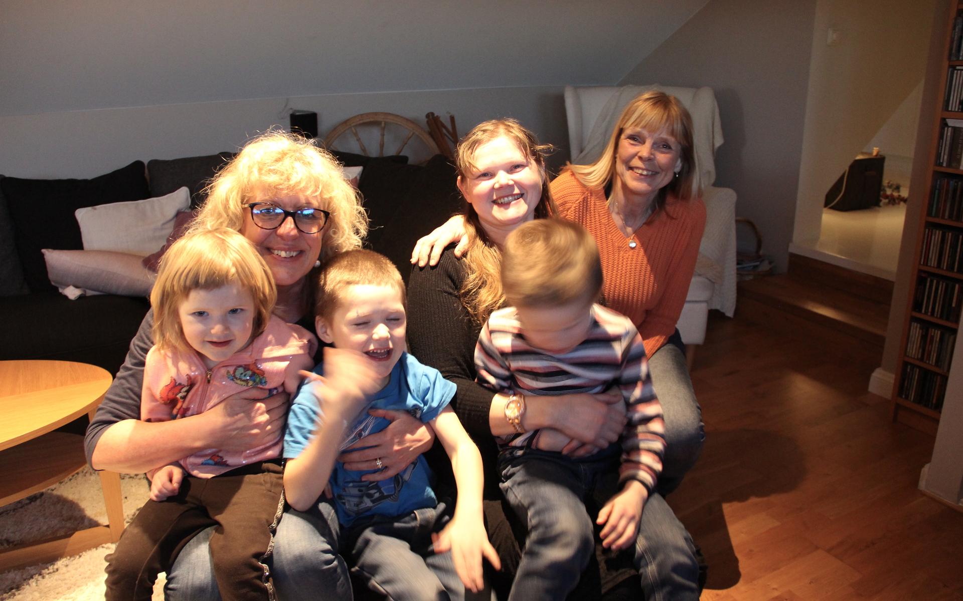 Att få barnen att sitta still var omöjligt. Elsemarie Hallqvist tog emot familjen med öppna armar. Natascha sitter i mitten längst bak och Agneta Lööv från Onsala är med och hjälper till.