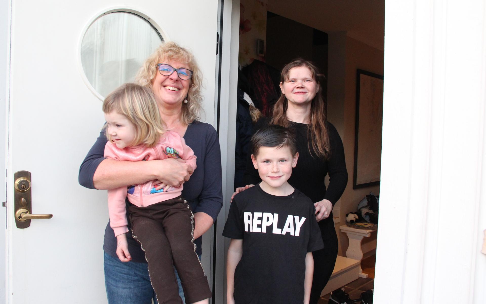Elsemarie Hallqvist och Natascha med två av barnen. Natascha flydde Ukraina med sina fyra barn. I Onsala ska de försöka hitta tryggheten.