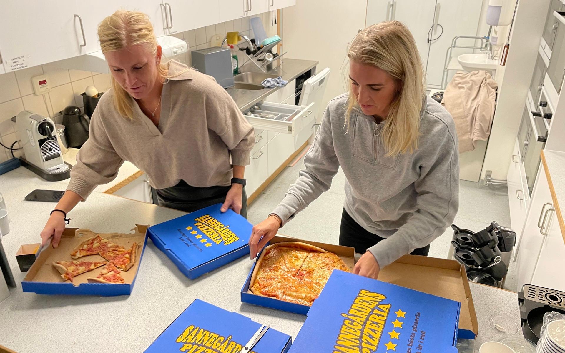 I köket var det bråda tider för Elenor Juneman och Jenny Düfke, som slajsade pizzor för glatta livet.