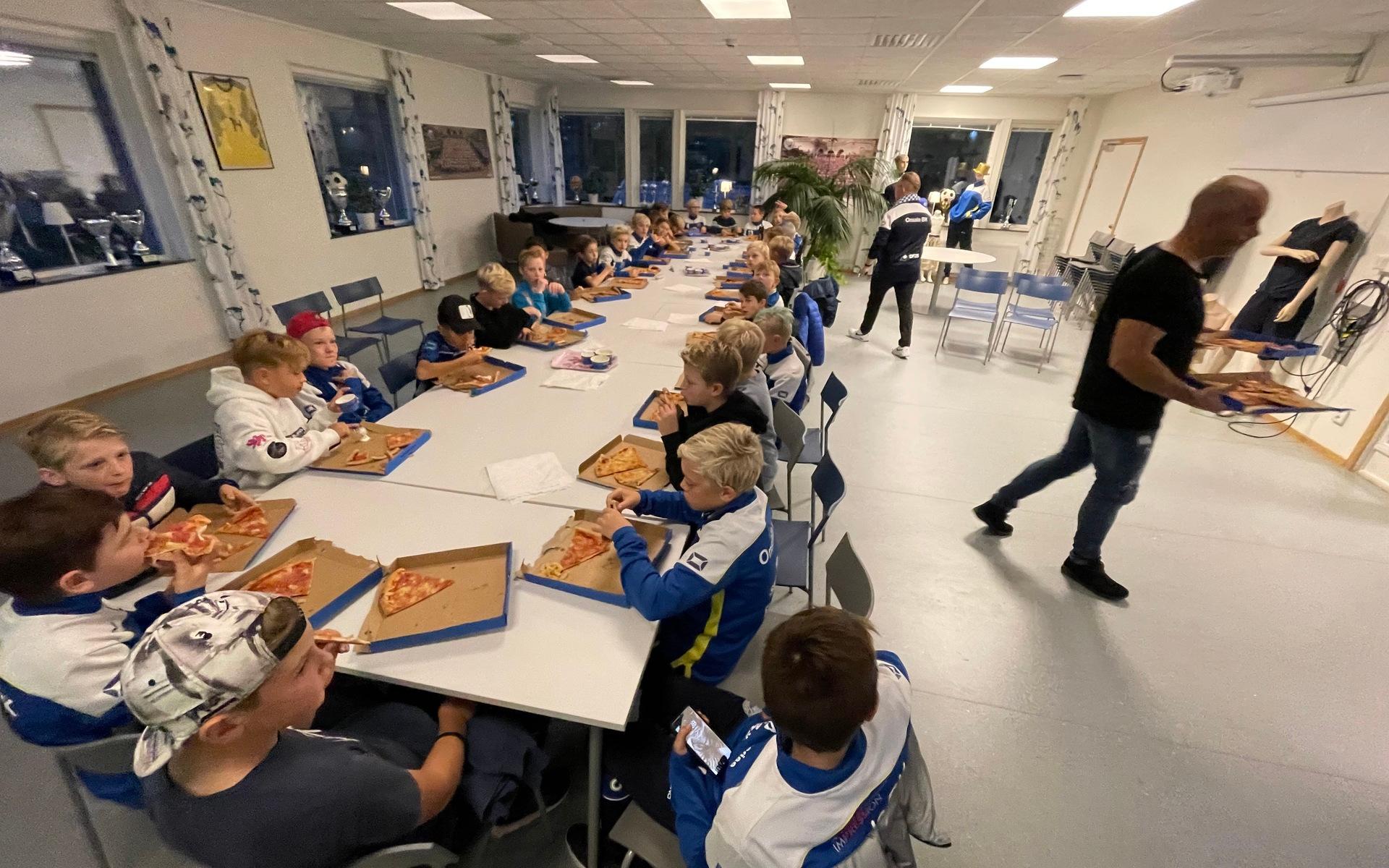 Sammanalagt 32 spelare kom för att käka pizza, tävla i frågesport och se på matchen mellan Malmö FF och Onsala BK.